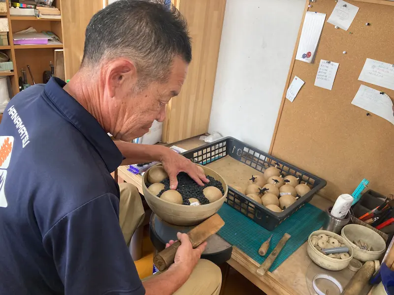 花火玉をたたく作業風景